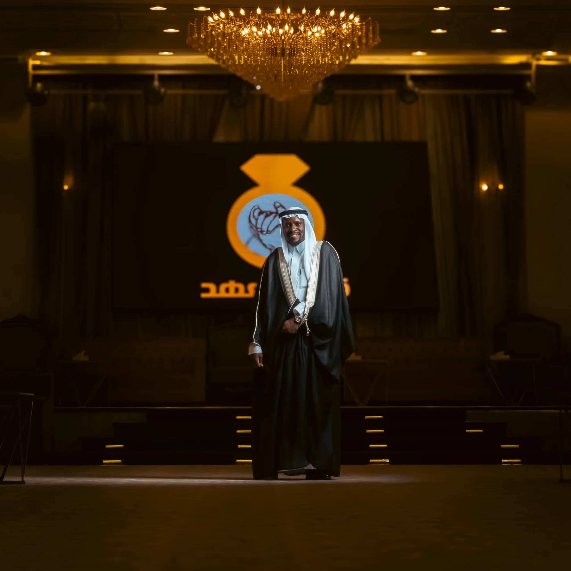 وقوف على المسرح بالبشت تحت الثريا